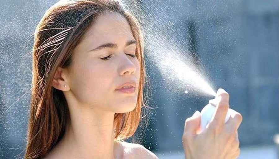 Xịt khoáng giúp làn da dịu mát và dưỡng ẩm tức thời. (Ảnh minh họa)