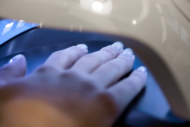 Những ánh sáng xanh chính là đèn UV – một trong những tác nhân gây hại đến làn da của chúng ta.