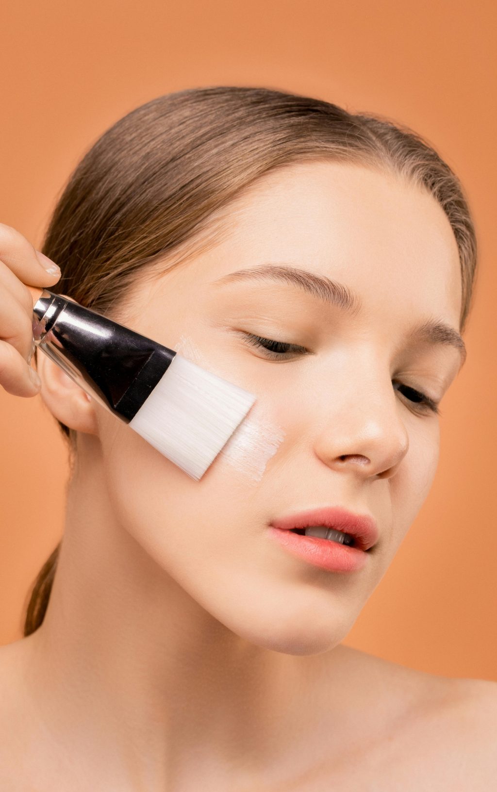 cô gái đang cầm cọ để peel da