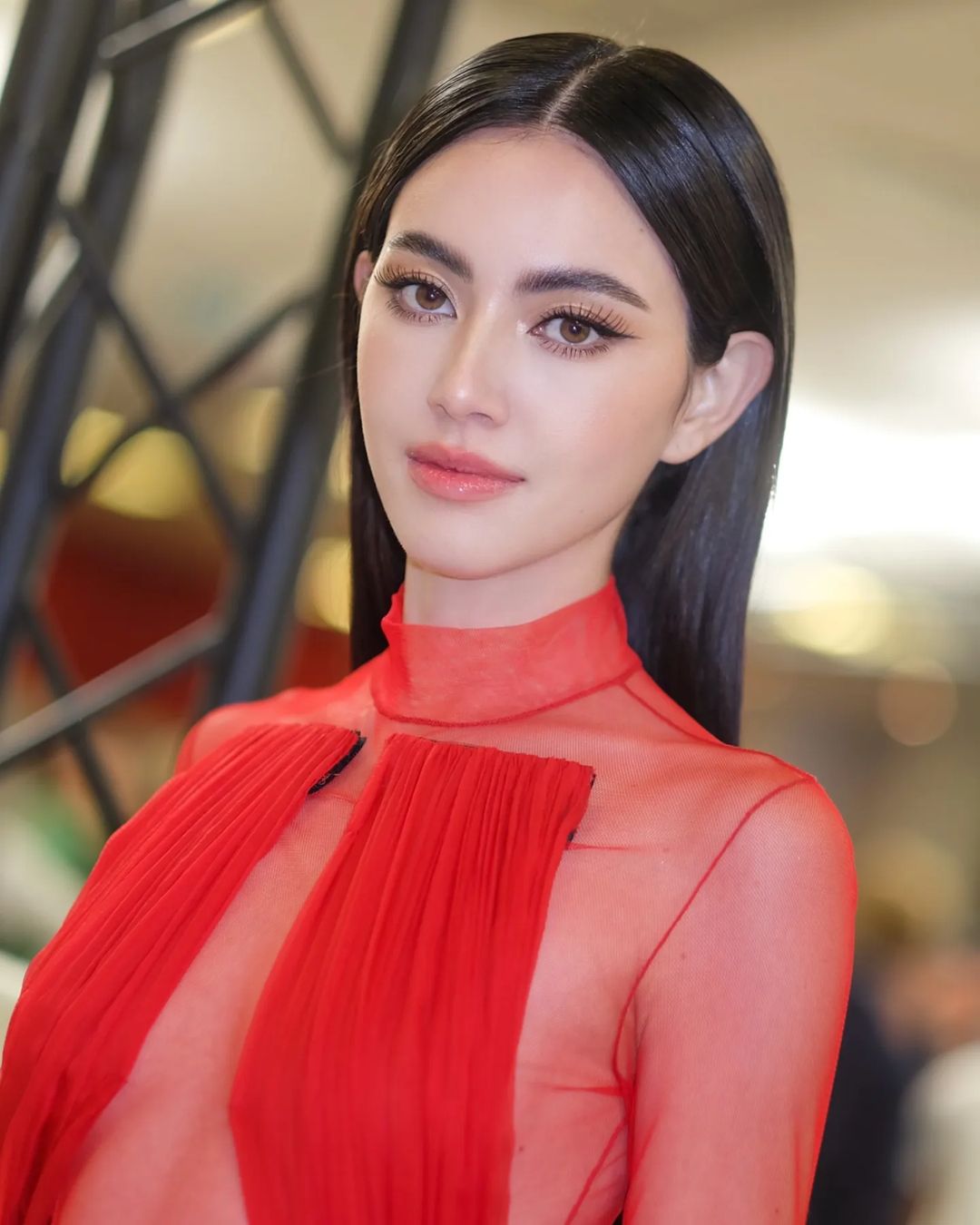 Davikah mặc đầm đỏ - kiểu nối mi đẹp