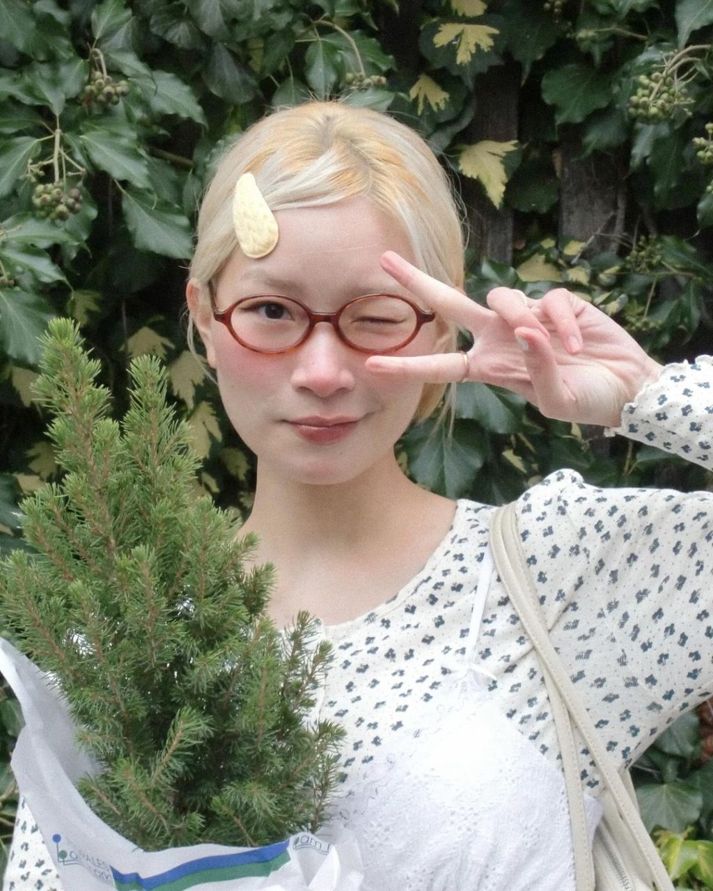 thạch trang đeo kính