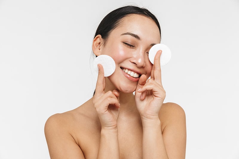 Tẩy trang không kỹ, lớp trang điểm, bụi bẩn và dầu thừa vẫn sẽ tồn đọng lại trên da, gây bít tắc lỗ chân lông và dẫn đến mụn, kích ứng da.