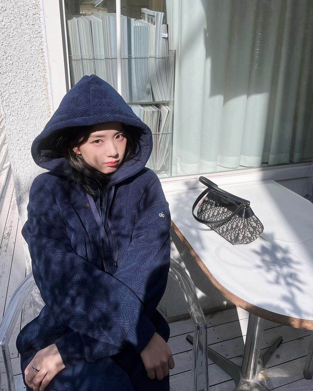 Jisoo trùm mũ hoodie trang điểm nhẹ nhàng