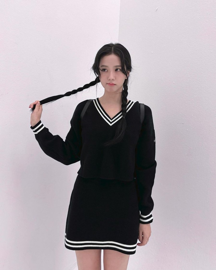 Kiểu phối hợp này làm nổi bật lên đường viền chữ V trên áo, tạo ra sự hài hòa xinh tươi.
