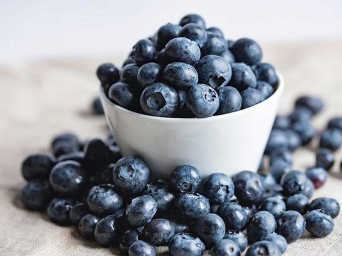 Việt quất giàu vitamin A, C và chất chống oxy hóa anthocyanin cùng các loại vitamin thiết yếu giúp bảo vệ da khỏi tổn thương.