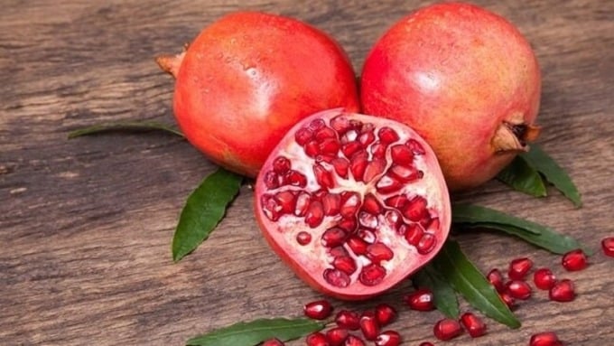Lựu cung cấp lượng lớn vitamin C, hỗ trợ tăng sinh collagen và elastin