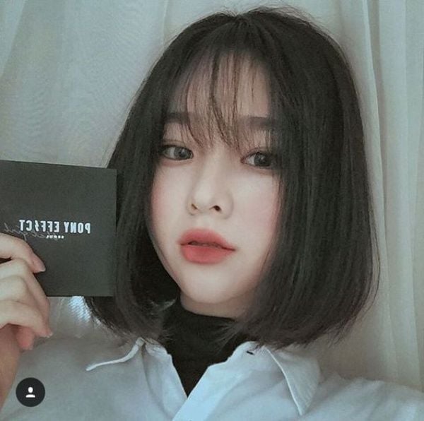 Mái thưa mang đến công dụng che nhược điểm, tạo hiệu ứng nhỏ gọn, thanh thoát hơn cho gương mặt mà vẫn đảm bảo nổi bật.