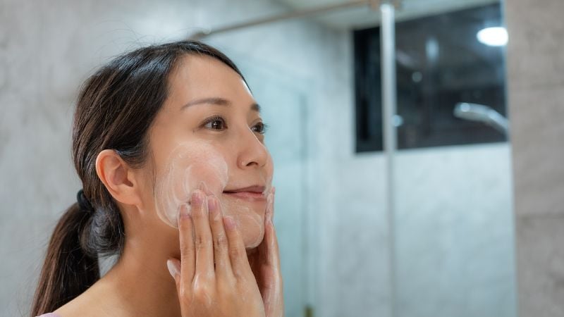 Làm sạch da mặt sai cách cũng là nguyên nhân làm da khô và sạm