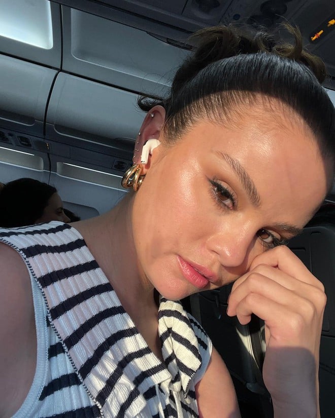 Selena thoa serum lên khắp mặt trước khi massage để tẩy hết lớp che khuyết điểm và kem nền.