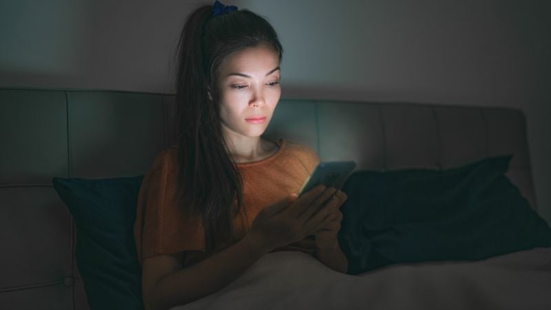 Thường xuyên thức khuya gây rối loạn nội tiết tố và nổi mụn