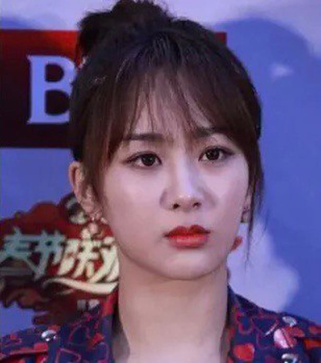 Màu son không hợp tone da, má hồng hầu như không lên màu, đôi mắt thiếu đường nét nhấn nhá