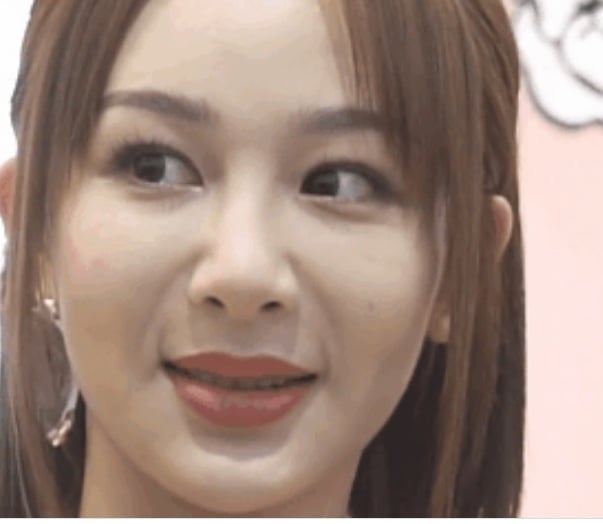 Tone makeup nhạt nhòa, thiếu điểm nhấn và còn lộ rãnh cười, đây chắc chắn là layout makeup mà cô nàng muốn quên nhất.