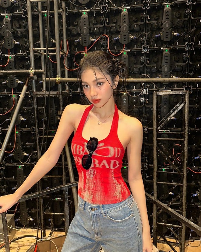 Cách makeup cá tính, tập trung nhiều vào mắt và chọn son môi không sến sẩm làm cô xinh đẹp hơn.