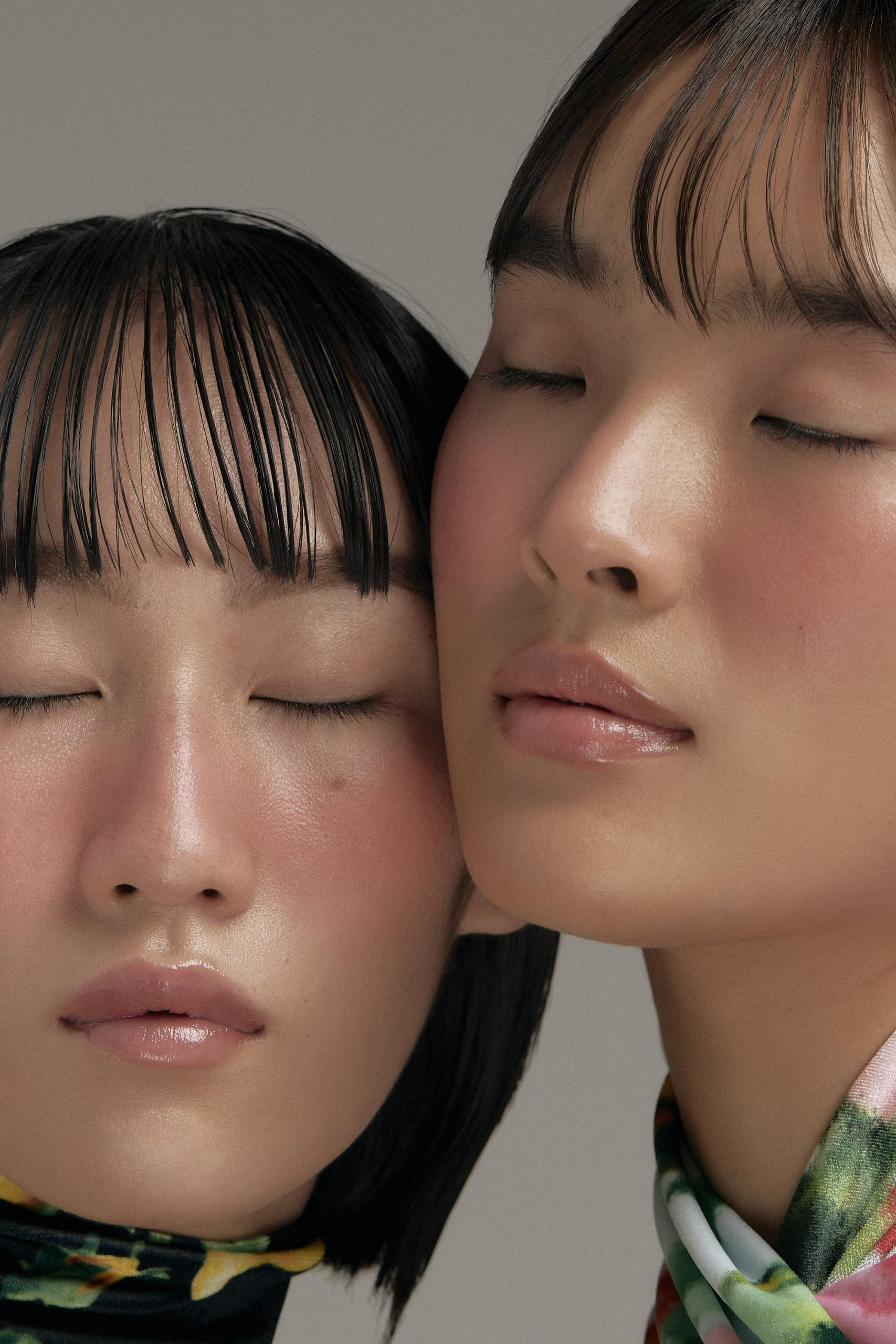 Chân dung hai cô gái áp mặt vào nhau, chống lão hóa