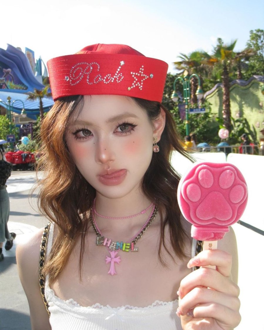 Phong cách makeup Douyin mang hơi hướng trẻ trung, hiện đại hơn với hiệu ứng căng bóng và màu sắc tươi sáng.