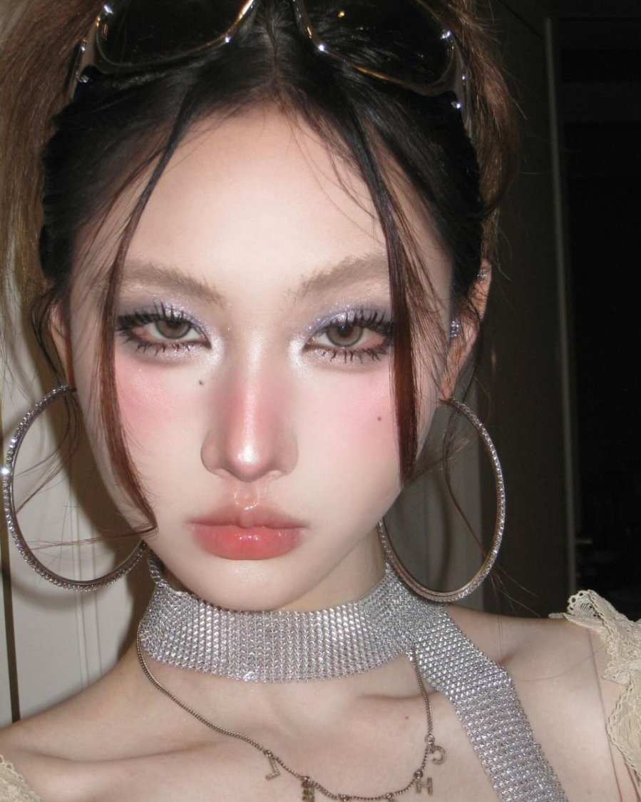 Các cô nàng xứ trung dùng phấn nhũ trên toàn bộ bầu mắt và bọng mắt