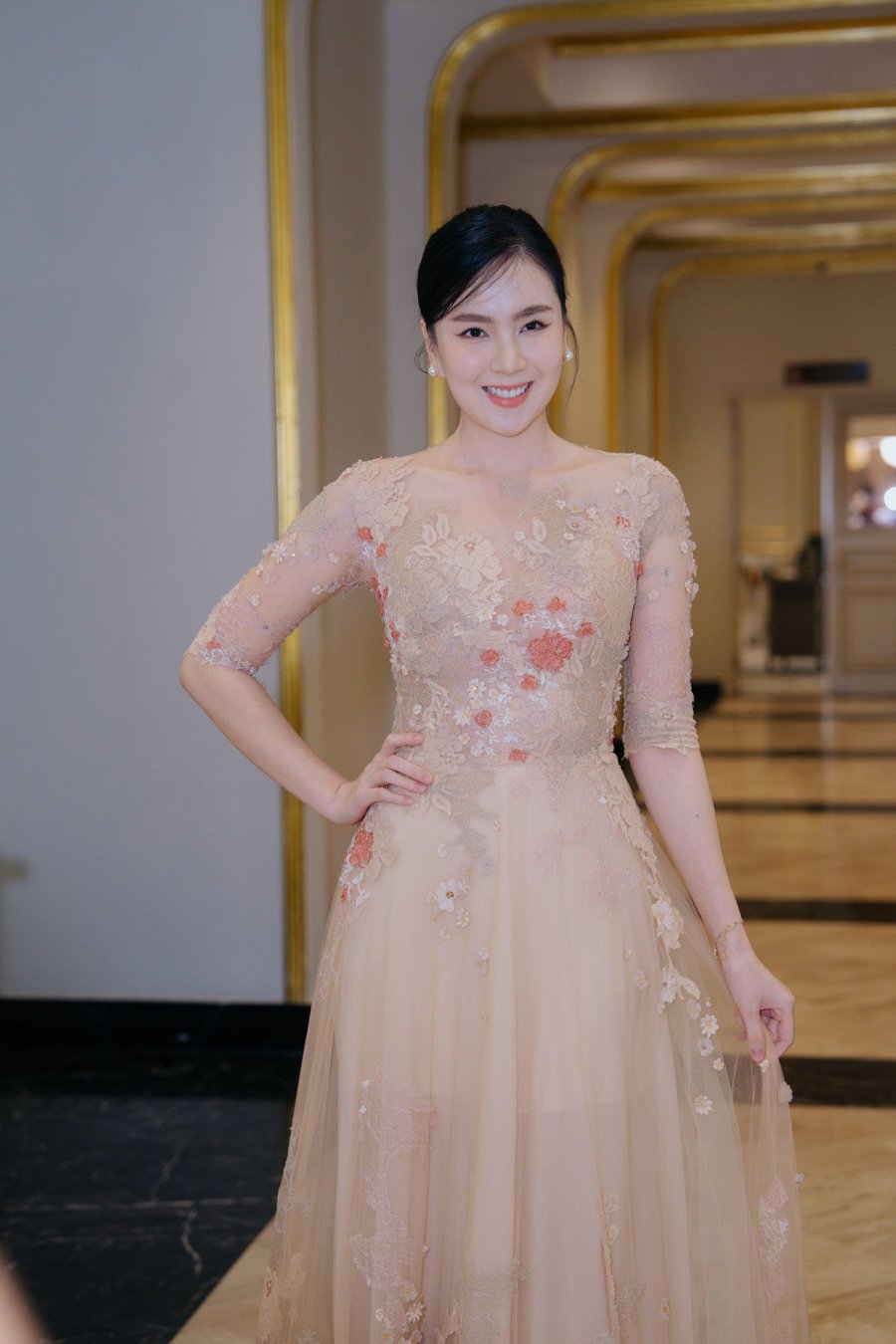 Hơn một thập kỷ qua, Mai Ngọc giữ thói quen như vậy nên ở tuổi 34, làn da của cô vẫn trẻ khỏe và sáng mịn.