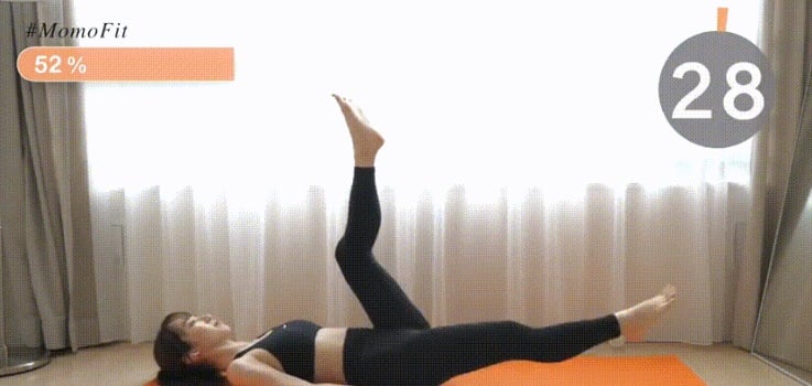 Giữ nguyên phần thân trên nằm trên mặt đất, sau đó nâng từng chân lên.