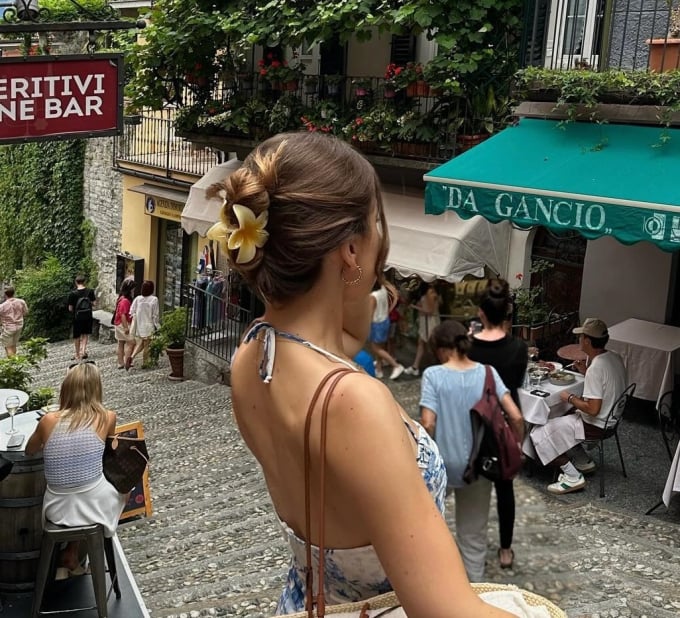 Tóc kẹp càng cua luôn được yêu thích trong mùa hè giúp gương mặt thêm nhỏ gọn