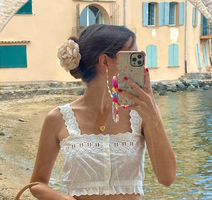 Tóc búi là kiểu tóc rất gọn mát đặc biệt phụ nữ Pháp lăng xê kiểu búi messy