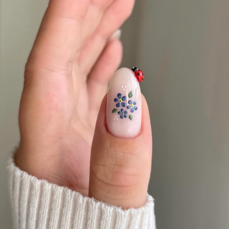 Các nàng cũng có thể kết hợp nhiều màu sắc và họa tiết trên cùng một móng