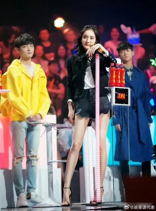 Dương Mịch luôn lựa chọn những bộ cánh tôn lên được lợi thế hình thể.