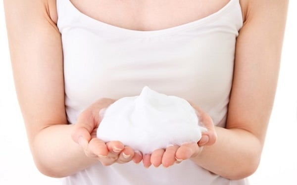 Lớp bọt mịn màng giống như một dụng cụ massage tự nhiên giúp kích thích lưu thông máu dưới da.
