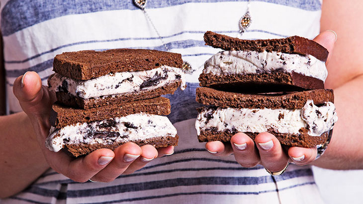 Cô gái hai tay cầm bánh mì ăn kiêng