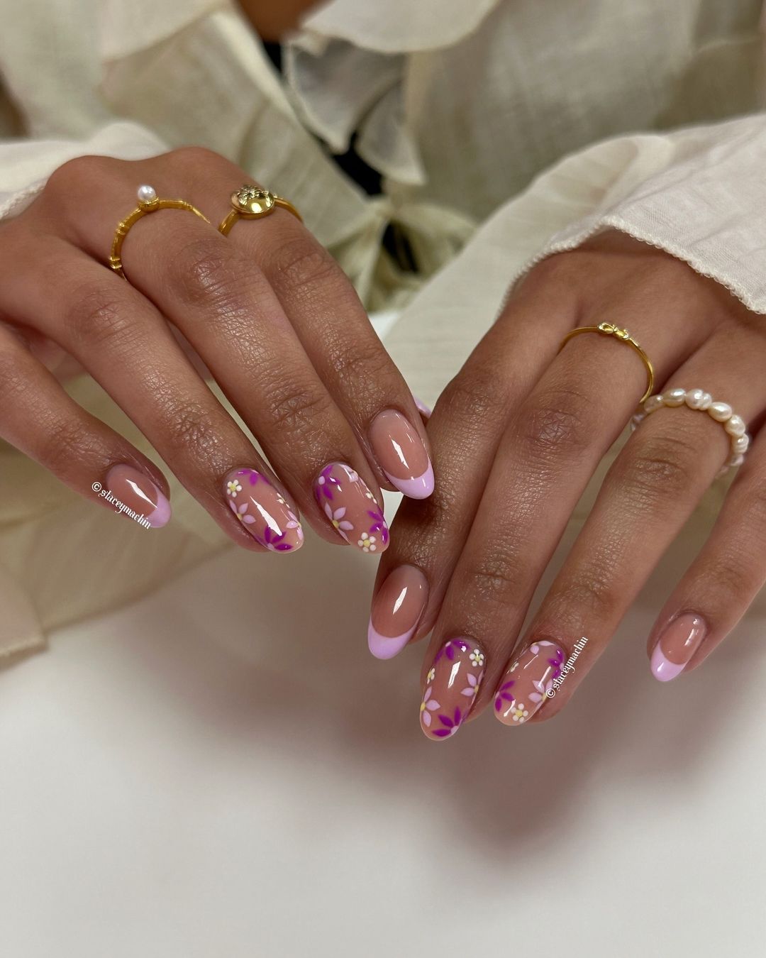 đôi tay da ngăm với kiểu nail hoa nhí