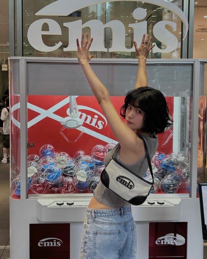 Nana sau nhiều năm trung thành với tóc ngắn mới đây đã khiến netizen phát cuồng với tóc bob uốn xoăn rối đậm chất Nhật Bản.