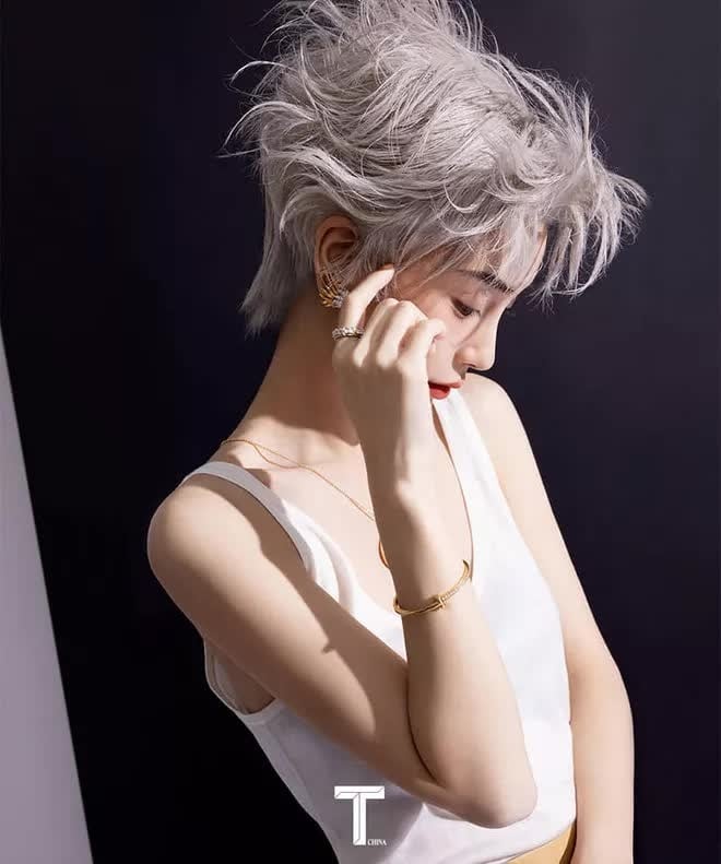 Để phù hợp với concept chụp cùng tờ T Magazine mái tóc của cô đã thay đổi hoàn toàn.