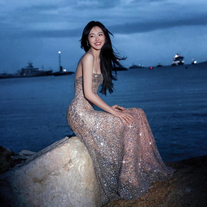 Không chỉ có vóc dáng thon thả mà làn da cũng căng mịn, hiếm dấu hiệu của tuổi tác.