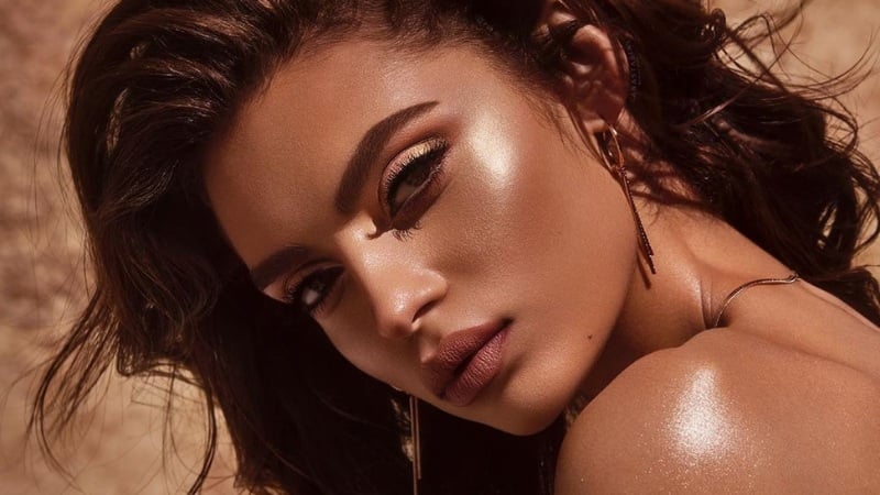 Các vùng trên cơ thể như mặt, cổ vai và xương quai xanh sẽ được làm nổi bật chỉ với lượng nhỏ body mist.