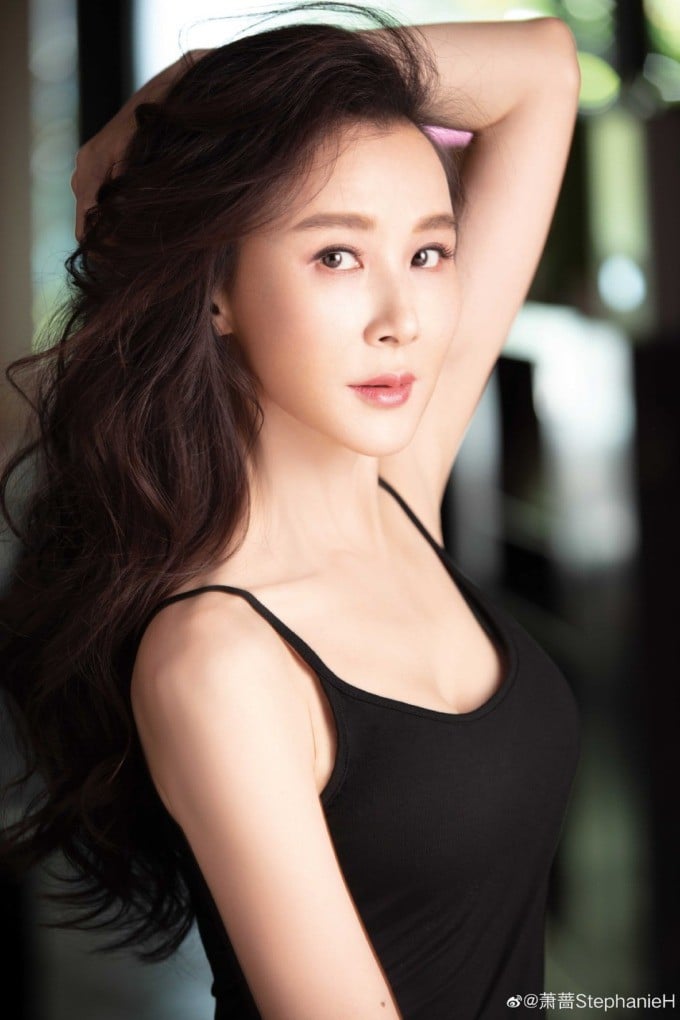 Tiêu Tường cao 1,7 m, duy trì cân nặng khoảng 45 kg suốt nhiều năm, vòng eo 58 cm.