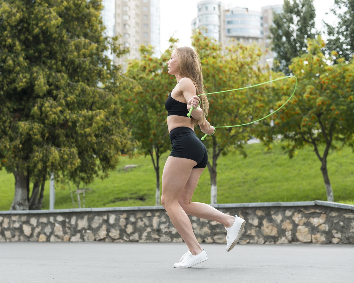 cô gái workout cardio nhảy dây