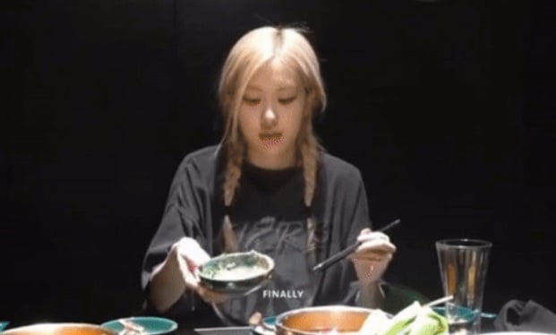 Rosé là một tín đồ, có thể suy nghĩ về rau mùi cả đêm trước khi được ăn.