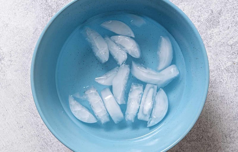 Nước lạnh giúp làm săn chắc làn da, se khít lỗ chân lông, mang đến cho bạn làn da mịn màng hơn và giảm thiểu sự xuất hiện của các lỗ chân lông to