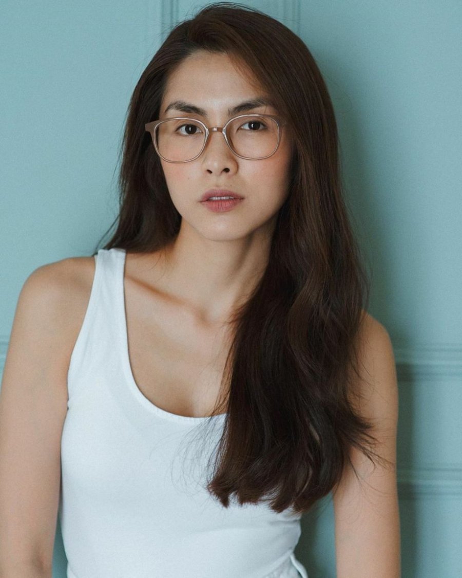 Cô dùng tinh dầu dưỡng da để massage da mặt sáng và tối hàng ngày.