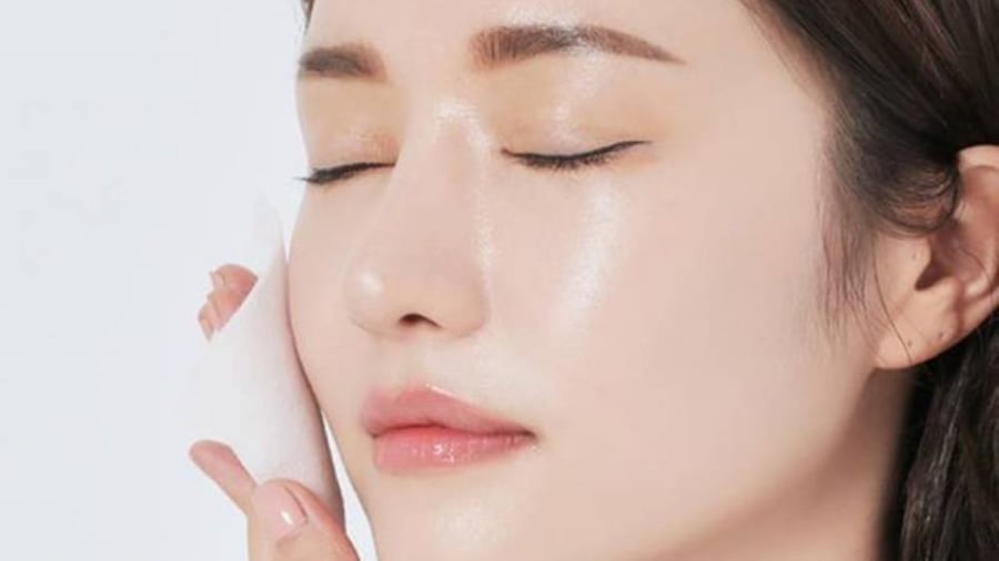 Dầu nhờn đóng vai trò quan trọng trong việc giữ ẩm cho làn da. Tuy nhiên, quá nhiều bã nhờn có thể khiến lỗ chân lông tắc nghẽn và nổi mụn. (Ảnh minh họa)