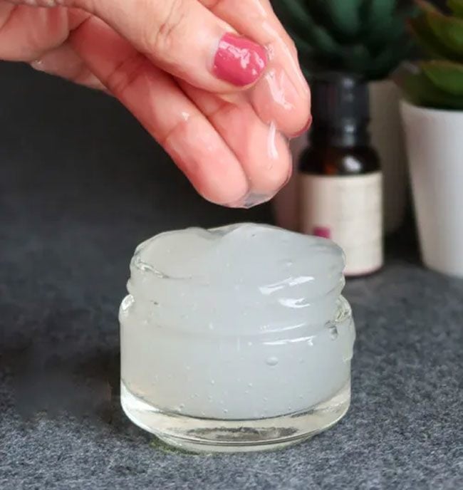 Dầu cây trà ức chế mụn trứng cá gây nấm và vi khuẩn, cân bằng hệ vi sinh vật tự nhiên của da