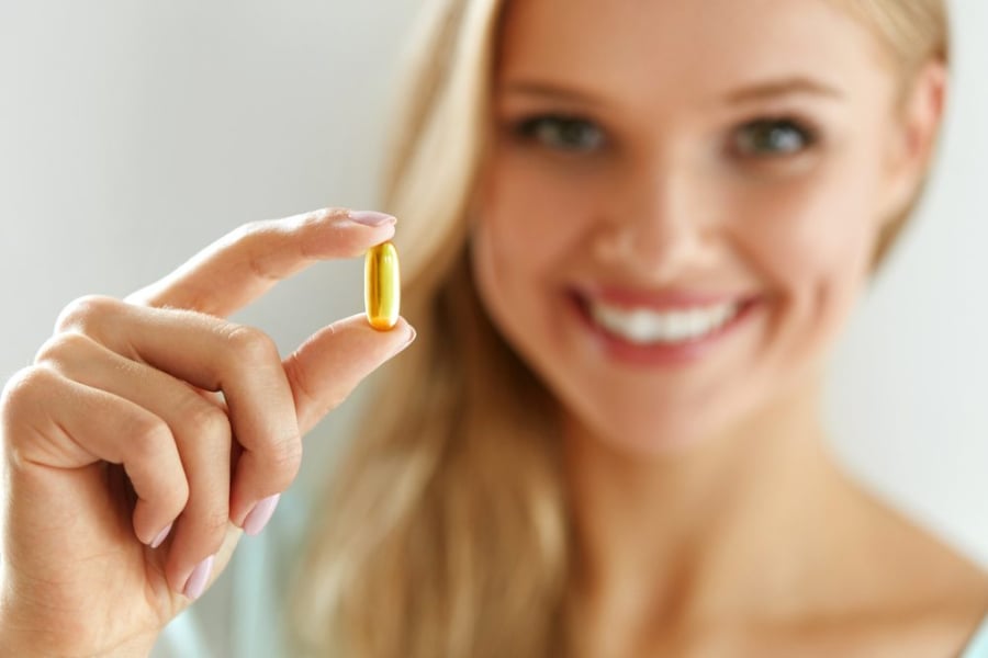 Bạn có thể sử dụng dầu Vitamin E đóng chai hoặc mở một vài viên dầu vitamin E.