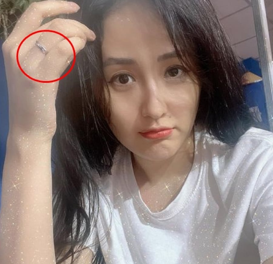 Hoa hậu Mai Phương Thúy khoe chiếc nhẫn ở ngón áp út