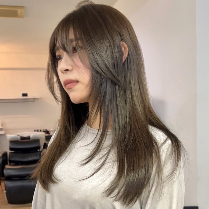 Việc duỗi tóc thẳng cũng sẽ đảm bảo mái tóc luôn vào nếp, mà không tiêu tốn của bạn nhiều thời gia