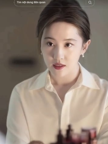 Một kiểu tóc thanh lịch, sang trọng tuyệt đối của Lưu Diệc Phi này cũng nhận được nhiều khen ngợi. Một kiểu tóc cầu kỳ hơn chút nhưng cực sang chảnh.