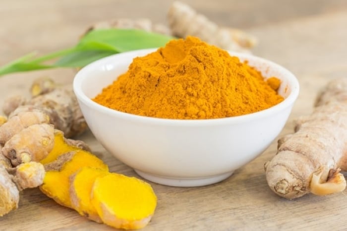 Nghệ có thể giúp hỗ trợ điều trị mụn trứng cá, xóa mờ sẹo mụn, mụn thâm và mang lại vẻ sáng tự nhiên cho làn da.