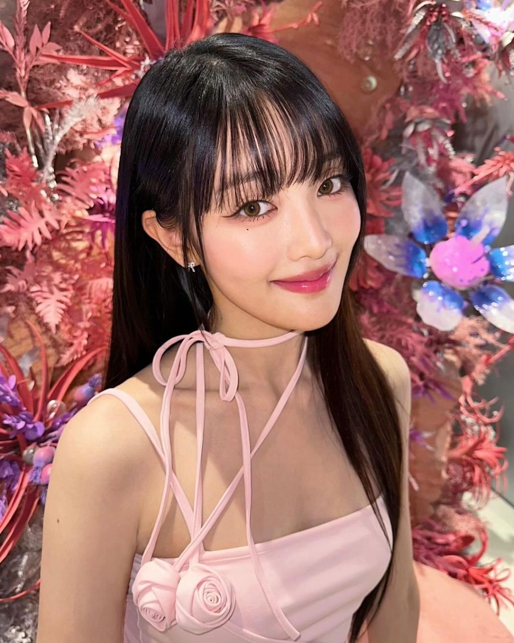 Minnie (G)I-DLE tóc đen áo hồng