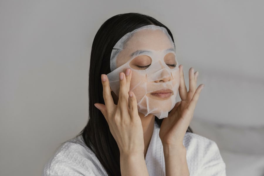 Mỗi tuần nên chăm chỉ đắp mặt nạ 2 - 3 lần mỗi tối để dưỡng ẩm, sáng mịn và tươi tắn làn da.