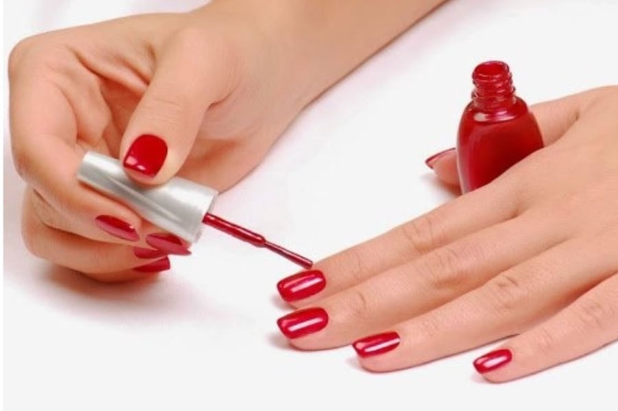 Trong một lọ sơn móng tay với các màu sắc bắt mắt có nhiều thành phần hóa chất khác nhau có thể làm mài mòn, tổn thương móng tay.