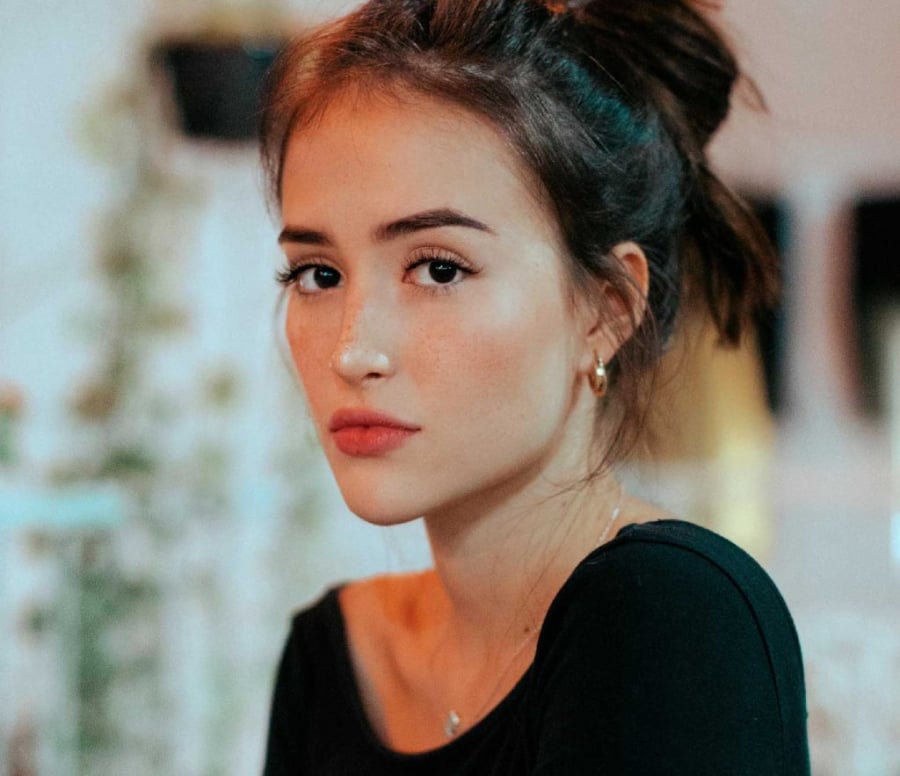 Trong độ tuổi dậy thì, sự tăng sinh kích thích tố nam có thể tác động đến vấn đề gây ra mụn.