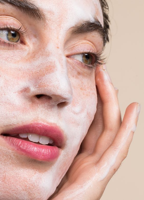 Rửa mặt nhẹ nhàng hai lần mỗi ngày thực sự là khá cần thiết để giữ cho làn da của bạn trông tươi trẻ.